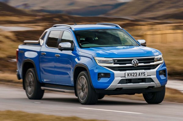 Германецът даде тласък на манията за лайфстайл пикапи, съчетавайки здравина с интериора и екстериора на луксозна кола.

Колкото и популярен да беше, Amarok не успя да събере средства в счетоводния отдел на Volkswagen, за да разпишат чек за разработката на второ поколение модел. Така настоящата версия заема по-голямата част от частите си от Ford Ranger. 

В момента има избор от три дизела: два четирицилиндрови двигателя със 168 к.с. и 202 к.с., както и 3,0-литров V6 с 227 коня, който е съчетан с 10-степенната автоматична скоростна кутия на Ford и постоянно задвижване на четирите колела.

Amarok е добре подреден пикап. Той се управлява лесно и прецизно.  Volkswagen е изработил отични нива на финес и комфорт. А листовите пружини, пренесени от Ranger, му дават плюс по неравни пътища, изневерявайки на търговските си корени. 

Като оставим настрана не тобкова приятното возене, можете да носите максимален полезен товар до 1130 кг. 

Отвътре Amarok споделя своята архитектура с Ranger, но е покрит с материали от Волфсбург, за да му придаде луксозно и премиум усещане.  Освен това е добре оборудван с централен сензорен екран, допълнен от множество физически бутони, и като цяло се усеща повече като SUV, отколкото камион. 